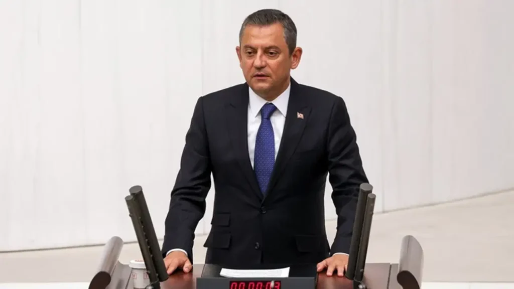 ozgur-ozelden-23-nisan-oturumunda-carpici-konusma-mutlak-butlana-karsi-mesaj-verdi-biz-boynumuzu-DRE2fenN