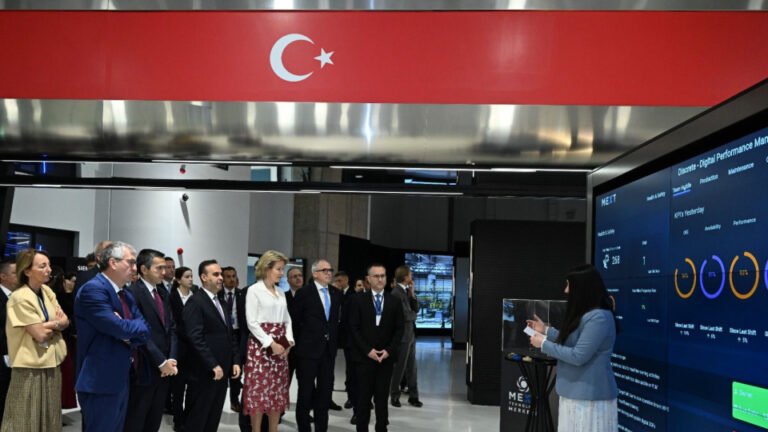 belcika-kralicesi-mathilde-mext-teknoloji-merkezini-ziyaret-etti-XunVKmw5
