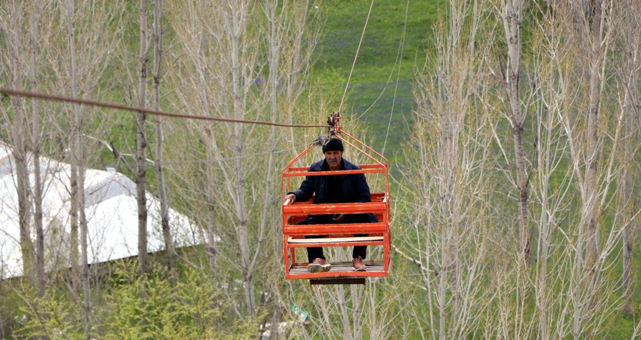 Van’da Teleferik ile Bahçesine 40 Saniyede Ulaşan Necmettin Direk’in İlham Verici Hikayesi