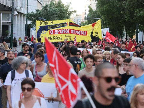 Polis kursunuyla olen otizmli genc yunanistani sokaklara doktu OCSun2k4
